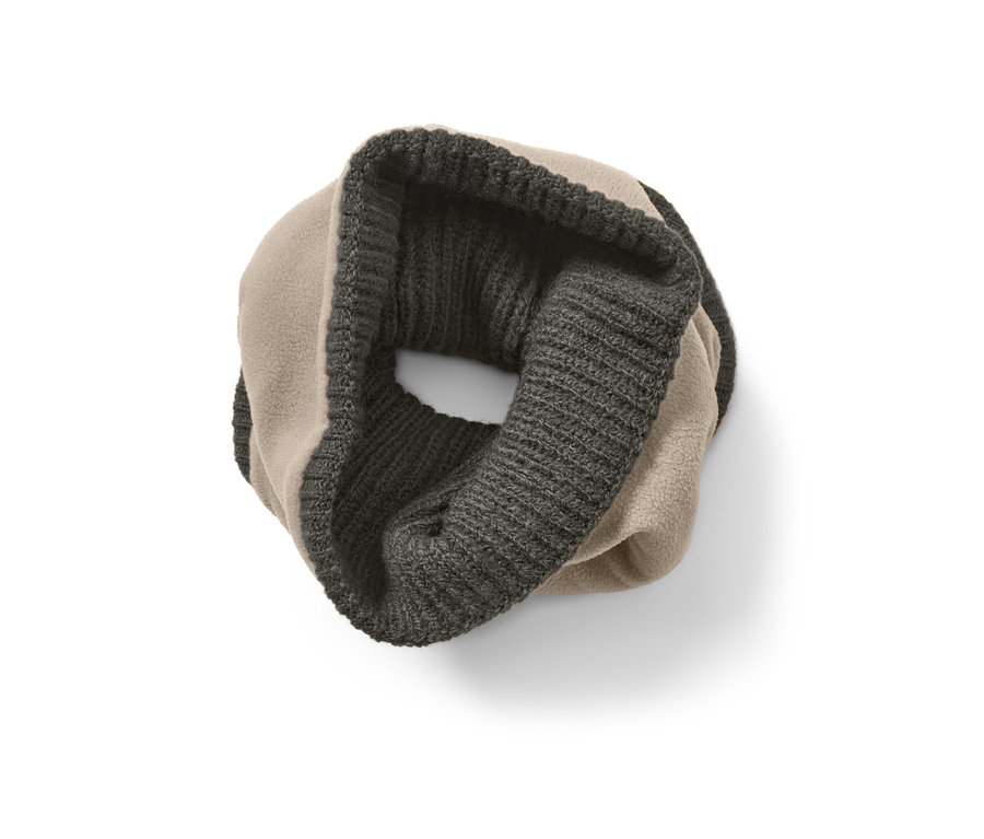 Écharpe tube en maille verte sur fond blanc.