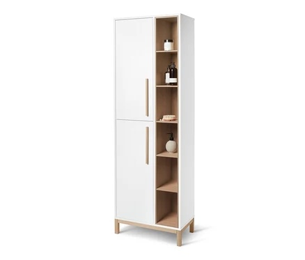 Une armoire haute de salle de bains « Eklund » avec des étagères latérales, présentant des produits cosmétiques.