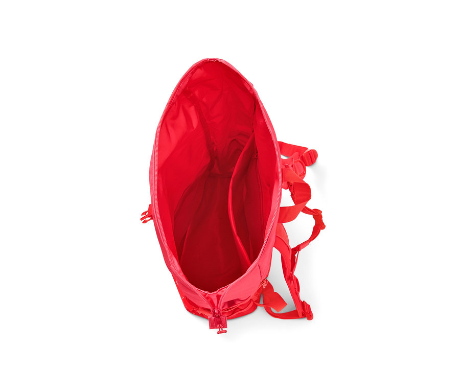 Sac à dos de randonnée rouge ouvert.