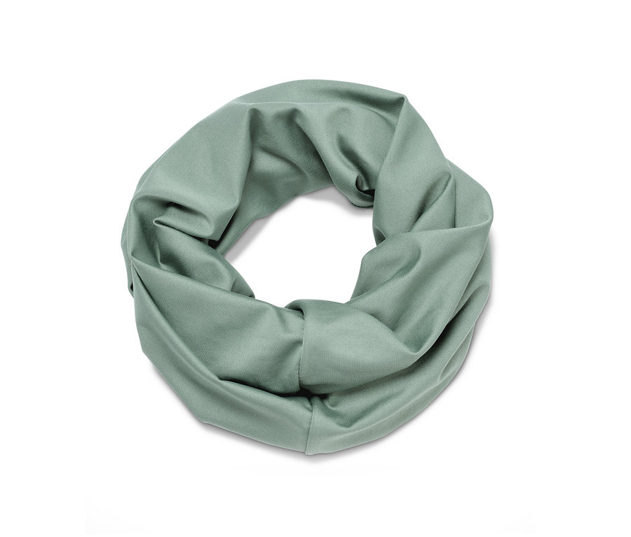 Un foulard multifonction vert enroulé en cercle.