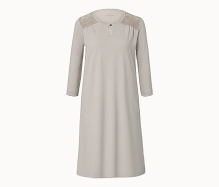 Chemise de nuit beige avec manches 3/4 et dentelle aux épaules.