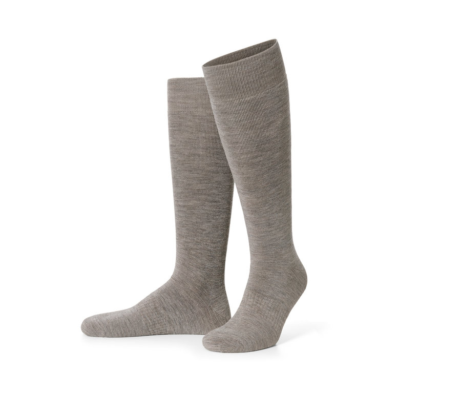 Deux grandes chaussettes thermiques avec de la laine mérinos sur fond blanc.