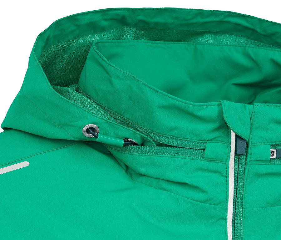 Détail d'une veste fonctionnelle coupe-vent verte avec capuche.