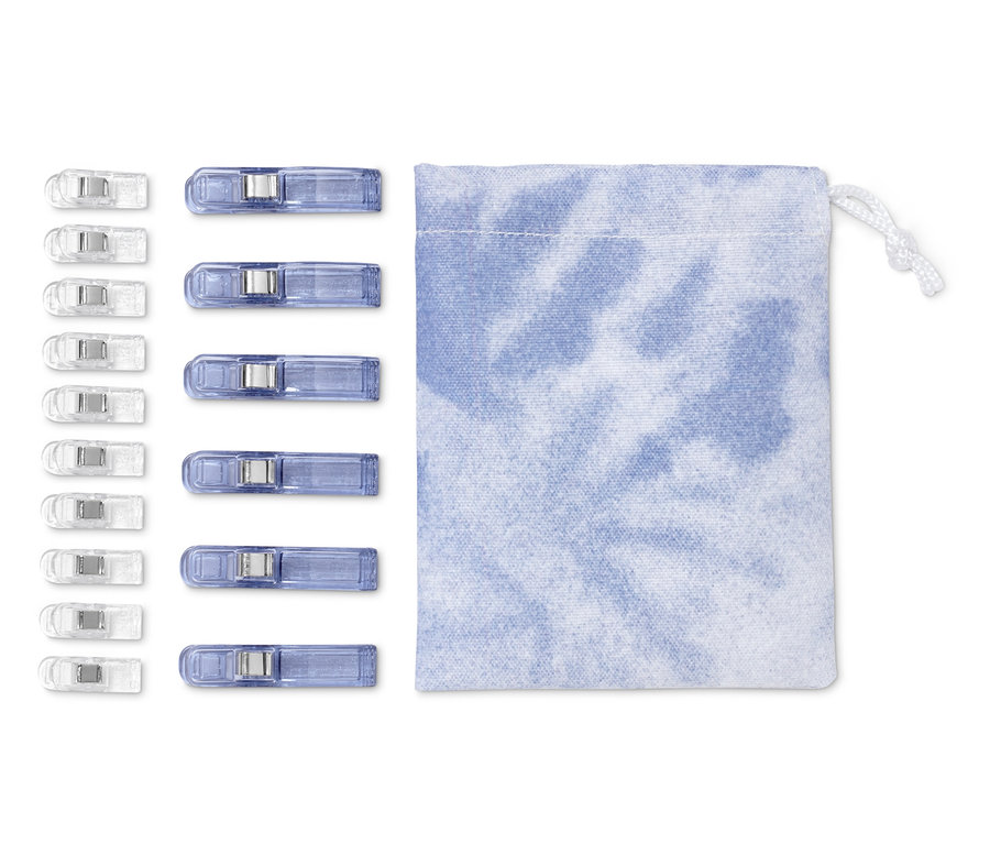 Dix pinces à tissu transparentes et dix bleues, 20 unités, à côté d'un sac bleu.