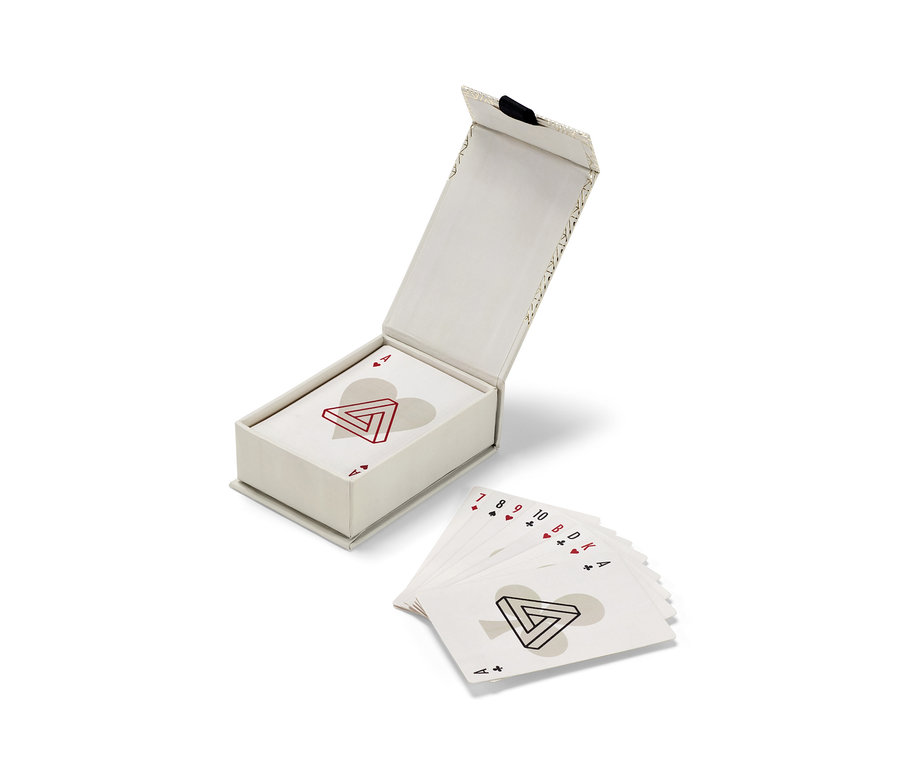 Jeu de cartes « Skat » ouvert dans une boîte et cartes étalées à côté.