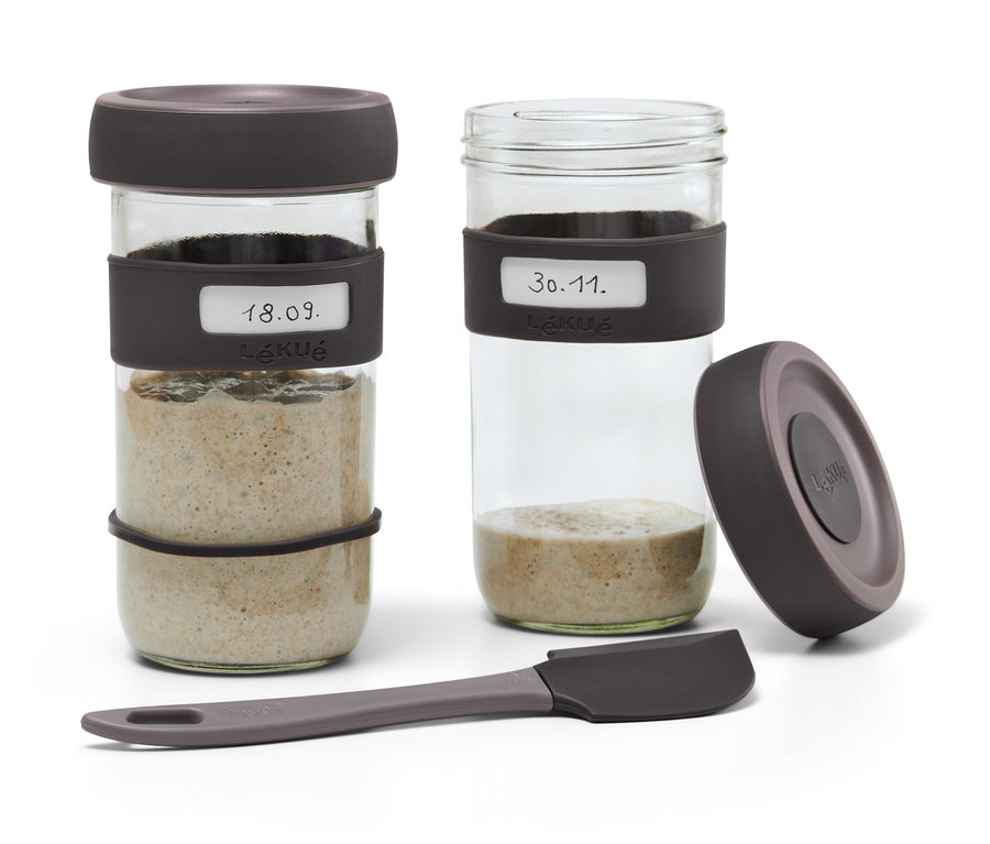Deux bocaux du kit de démarrage pour levain et spatule grise.