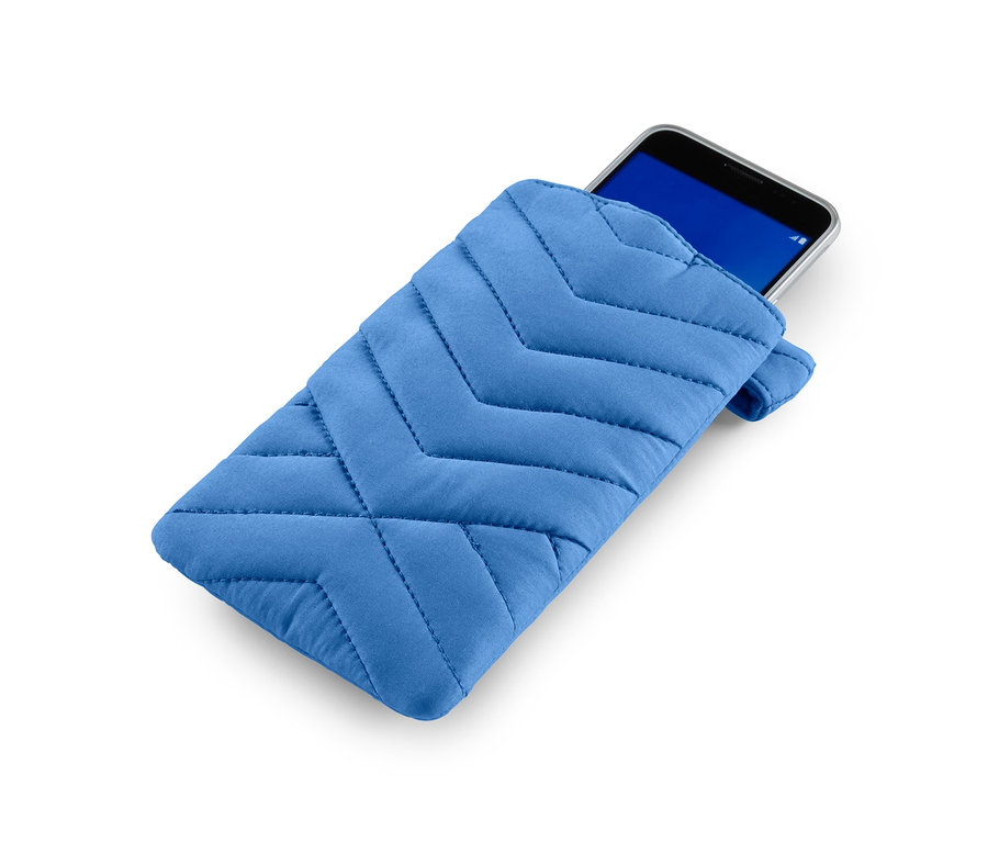 Un téléphone portable dans une pochette multifonction isolée bleue.