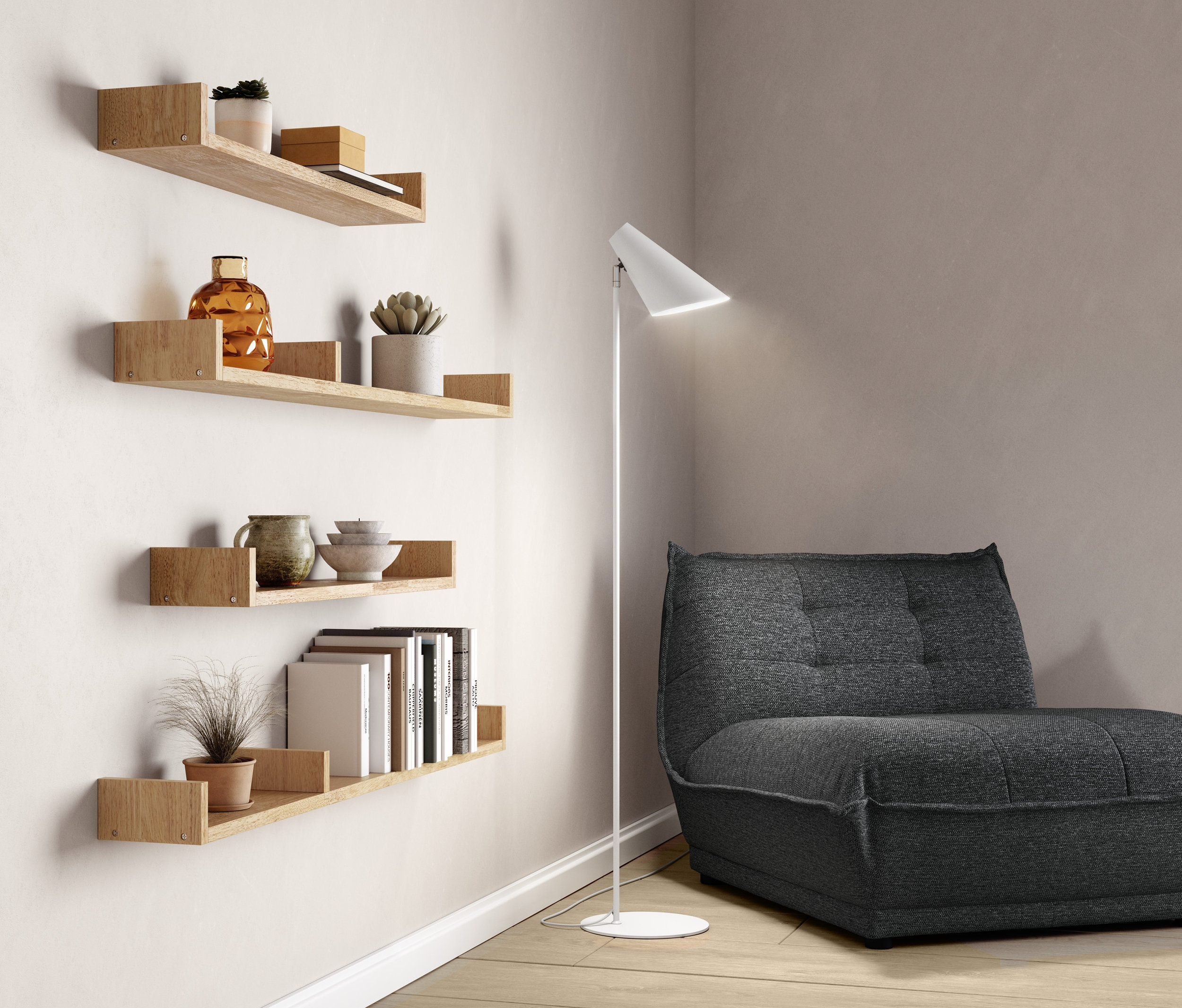 Quatre étagères murales de différentes tailles avec des décorations et des livres côte à côte, à côté d'un fauteuil lounge anthracite DOMO collection »Lugo« et d'un lampadaire en métal blanc « Cale ».