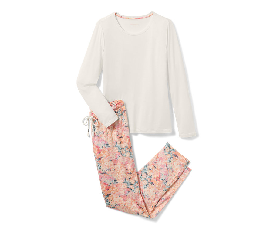 Pyjama blanc à manches longues et pantalon à fleurs.