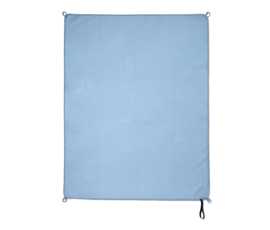 Couverture de plage anti-sable bleu clair avec des boucles dans les coins.