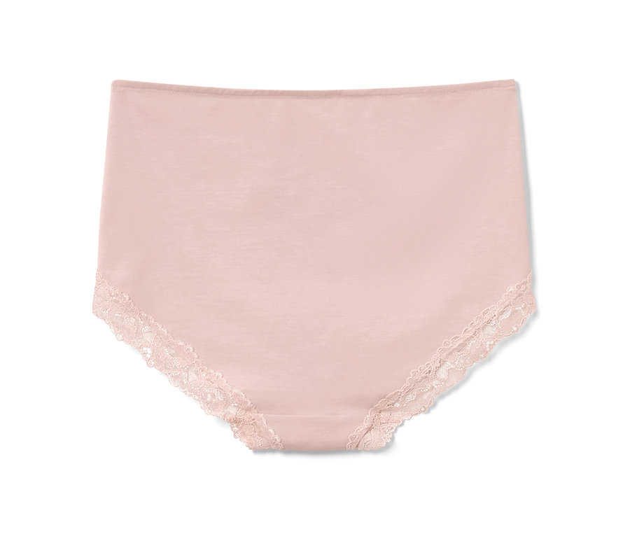 Une culotte taille haute rose avec de la dentelle sur un fond blanc.
