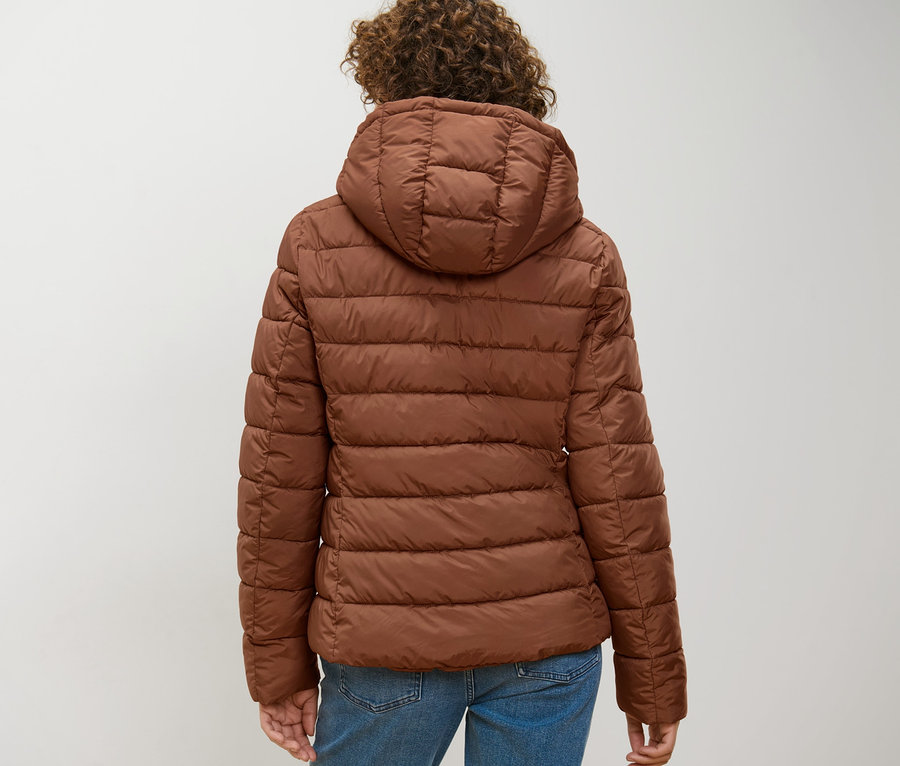 Vue arrière d'une femme portant une veste matelassée à capuche cognac.