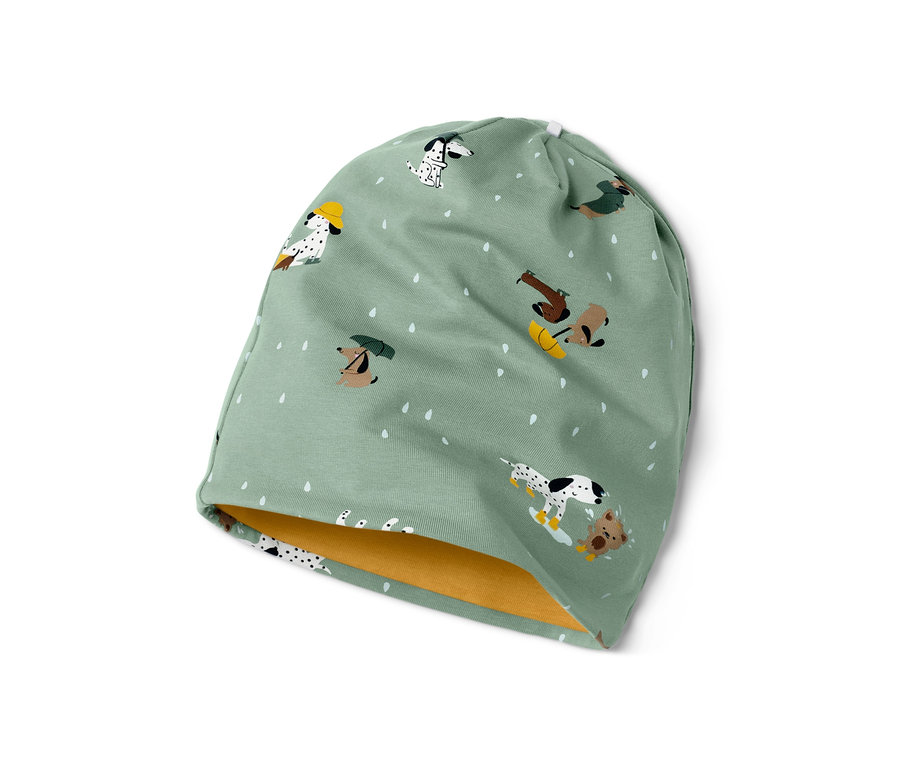 Bonnet pour enfant vert avec motif de chiens et de gouttes de pluie.