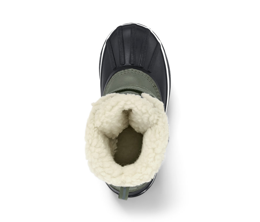 Gros plan sur une botte polyvalente verte pour enfant.