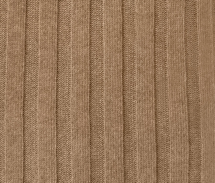 Gros plan sur le tricot côtelé d'une robe à col montant.