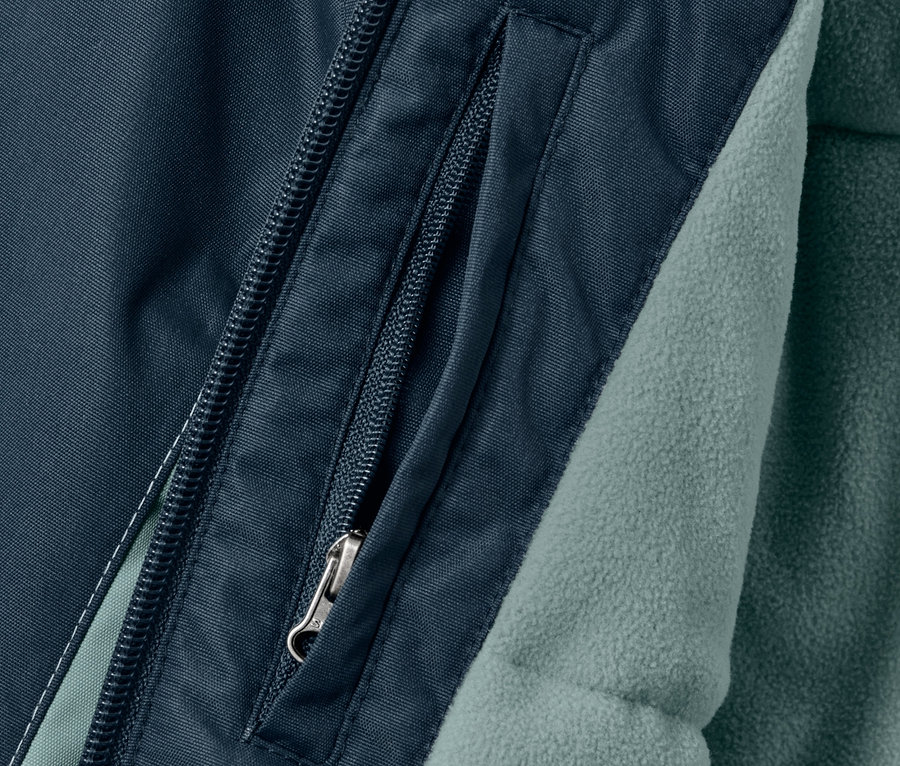 Détail d'une veste de snowboard et de plein air pour enfant.