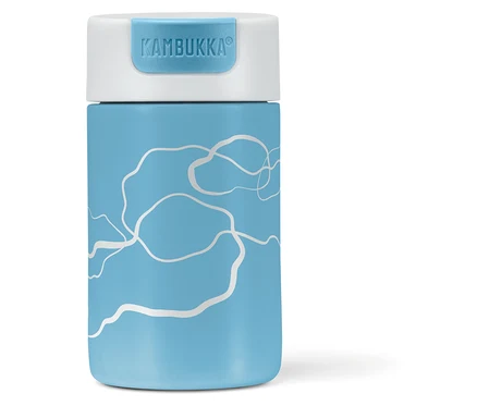 Gobelet bleu à emporter Kambukka X Pantone avec couvercle blanc.