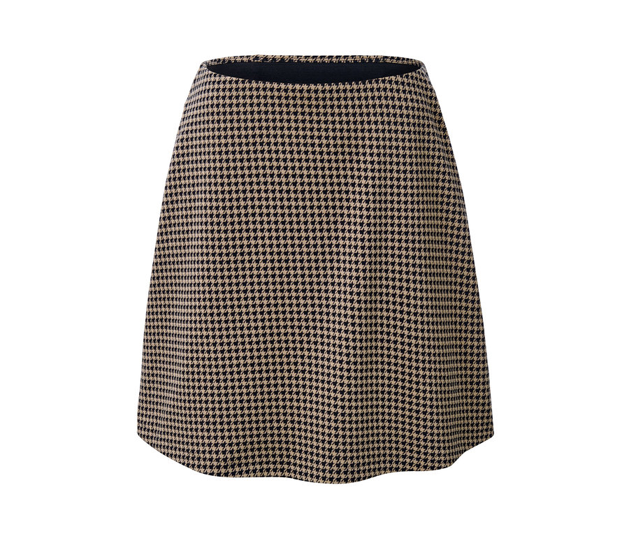 Gros plan d'une jupe en sweat à motif jacquard pied-de-poule.