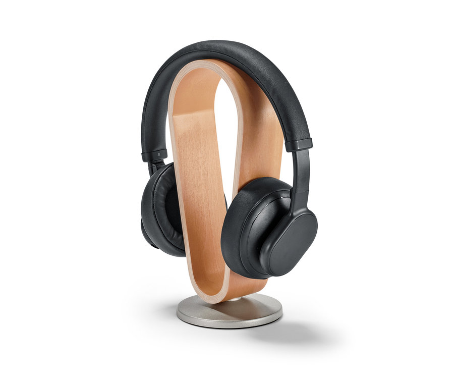 Casque noir sur un support de casque.