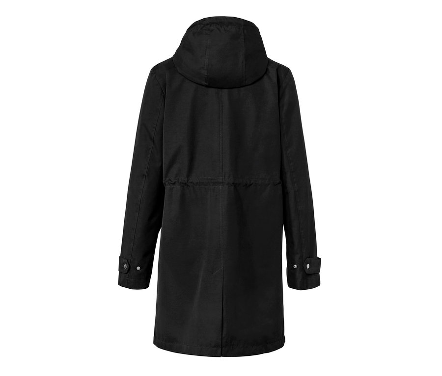 Parka noire à capuche.