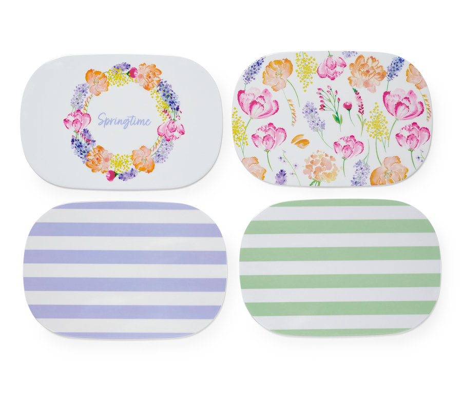 Quatre planchettes pour petit déjeuner avec différents motifs, dont des motifs floraux et à rayures.