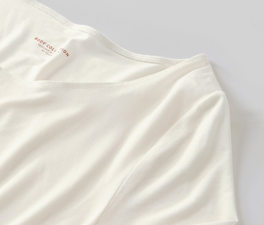 Gros plan sur un t-shirt à manches longues crème en mélange de modal et soie.