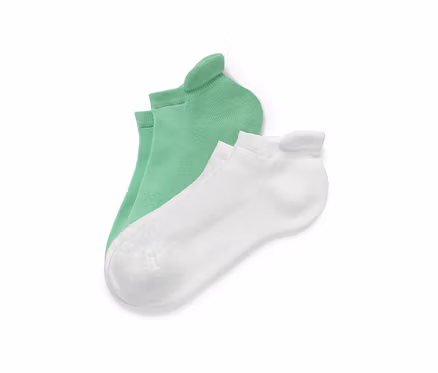 Deux paires de socquettes de sport blanches et vertes.