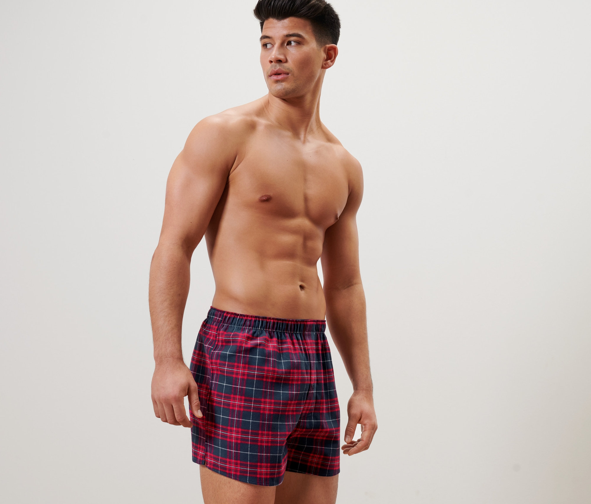 Homme posant en boxers en flanelle à carreaux.