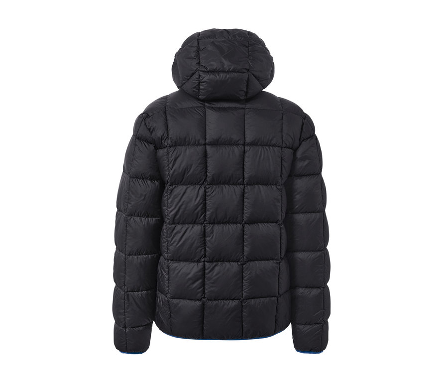 Gros plan sur le dos d'une veste matelassée noire.