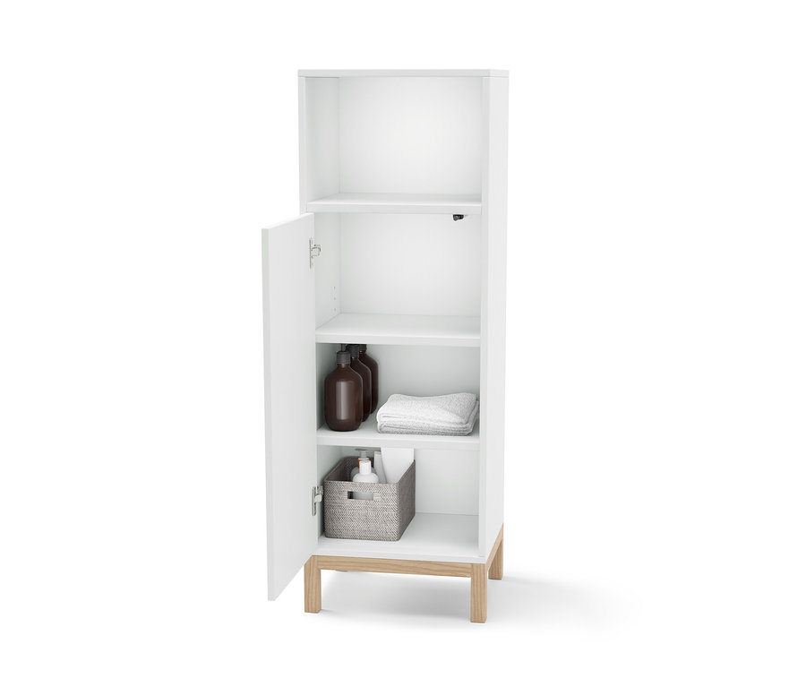 Armoire de salle de bain ouverte avec des bouteilles marron, une serviette blanche et un panier sur les étagères.