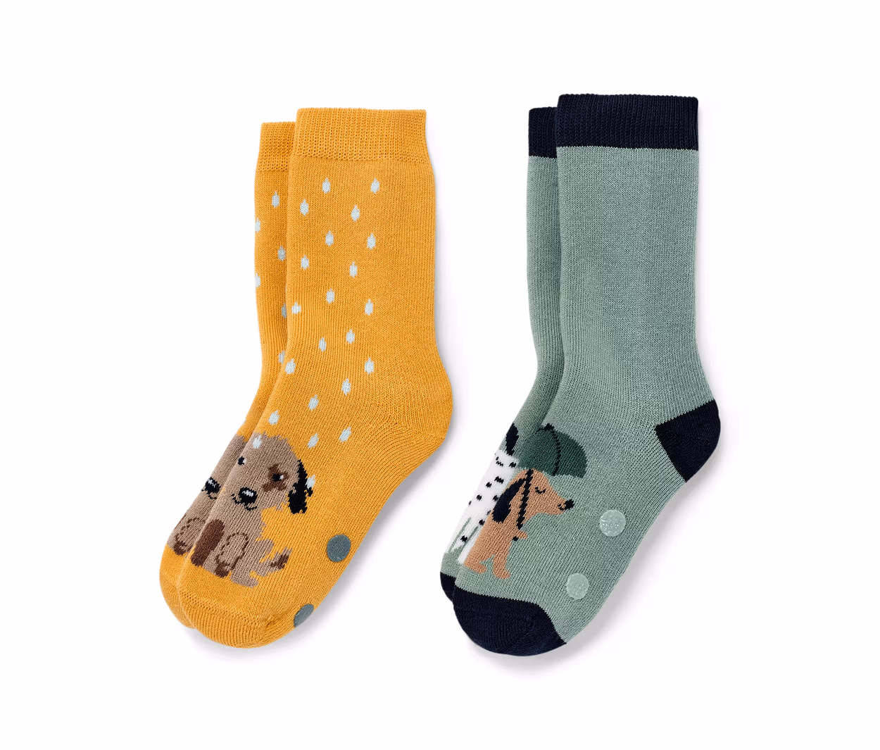 Deux paires de chaussettes anti-dérapantes pour enfant, une paire jaune avec un motif de chien et des points blancs, l'autre verte avec un chien et un parapluie.