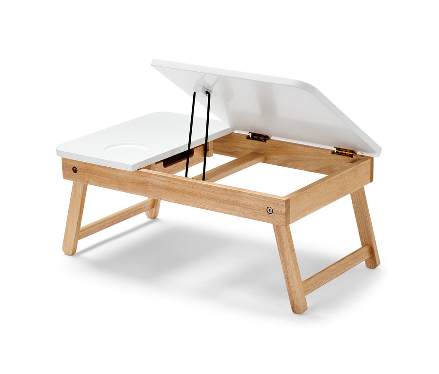 Table de lit pour ordinateur portable partiellement ouverte avec plateau blanc et pieds en bois.