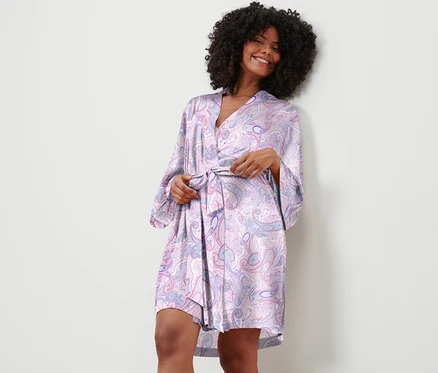 Femme attachant une robe de chambre à motif cachemire.