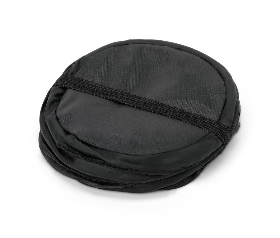 Une poubelle pliable noire.