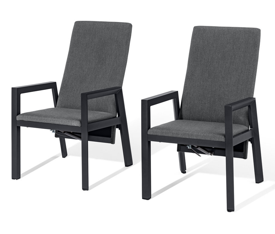 Deux fauteuils gris à dossier haut avec cadre noir sur fond blanc.