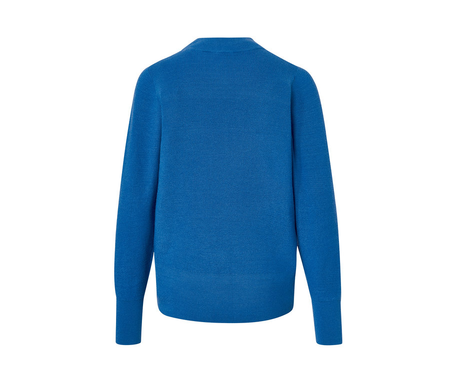 Pull en maille fine bleu.