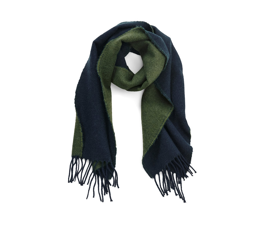 Une écharpe tissée verte et bleu marine avec des franges.