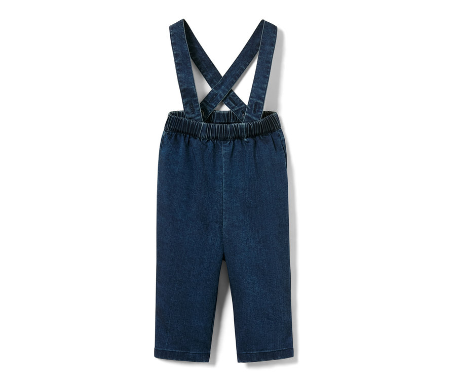 Un pantalon en twill bleu pour bébé avec des bretelles.