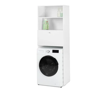 Une armoire blanche pour lave-linge avec une surface de travail rabattable est placée au-dessus d'une machine à laver blanche. Des produits de nettoyage sont visibles sur les étagères supérieures.