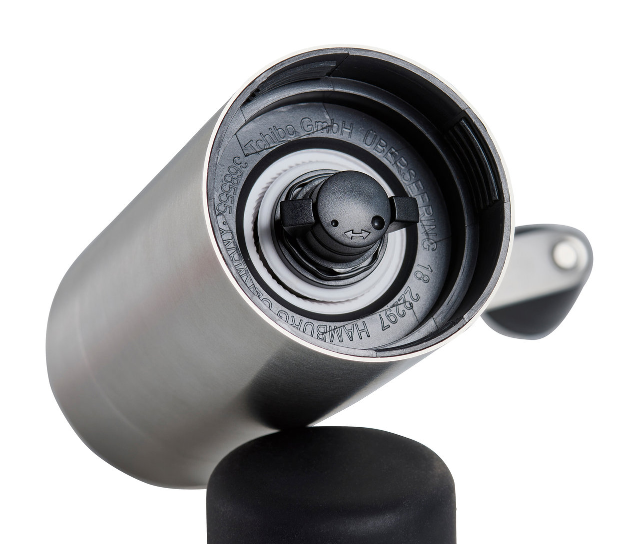 Détail d'un moulin à café manuel argenté.