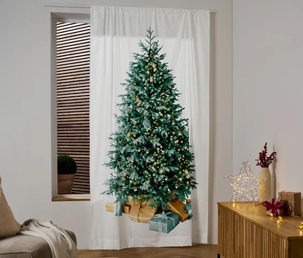 Un rideau blanc avec un motif d'arbre de Noël est suspendu à la fenêtre.