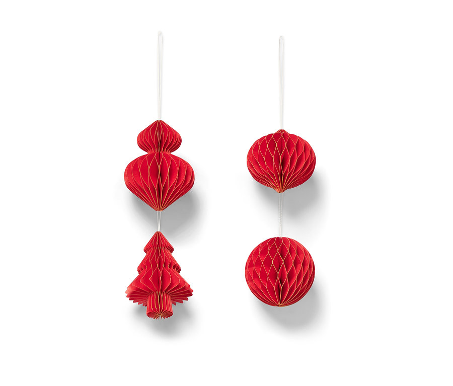 Quatre décorations d'arbre de Noël rouges suspendues devant un fond blanc.