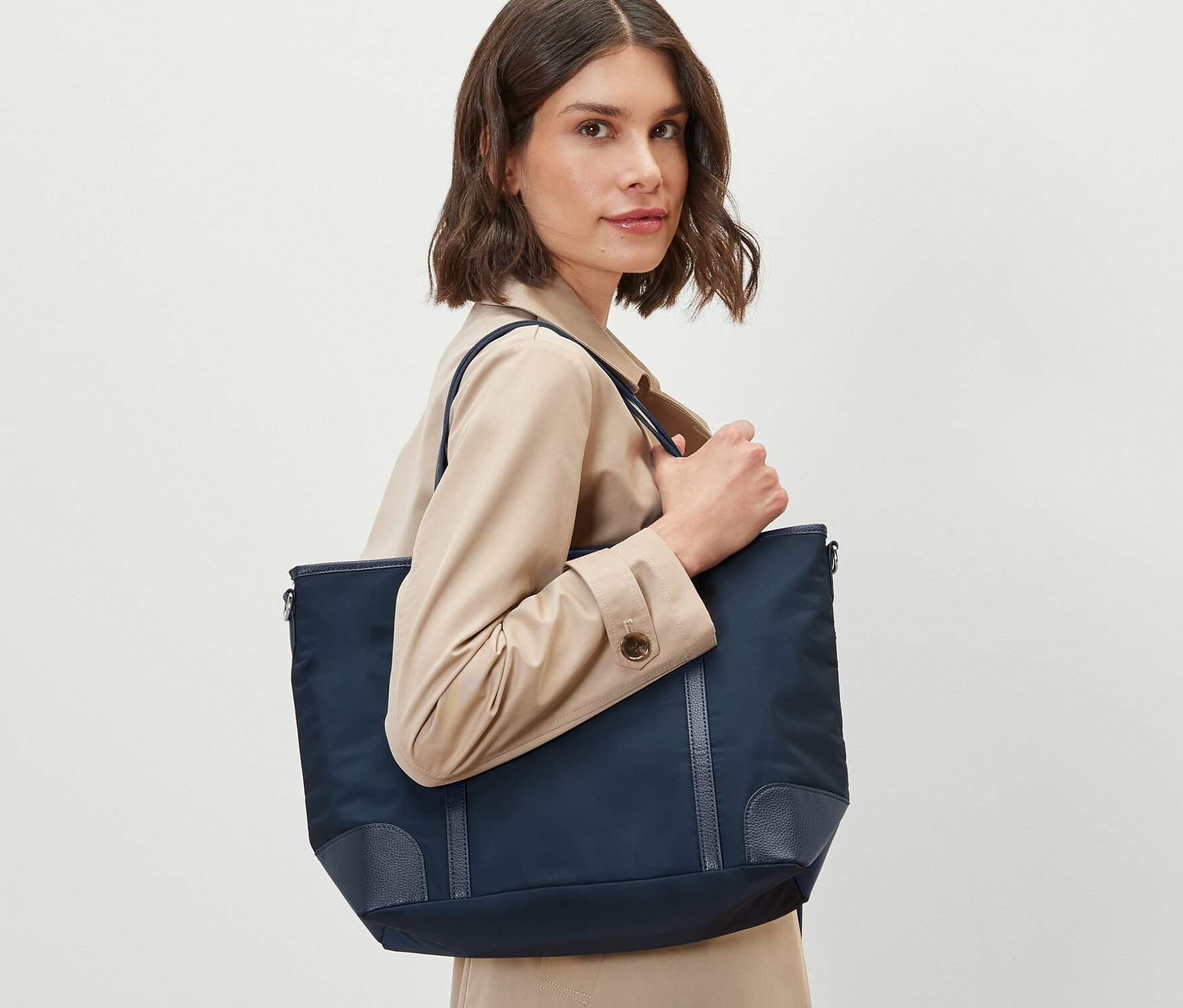 Femme tenant un cabas.