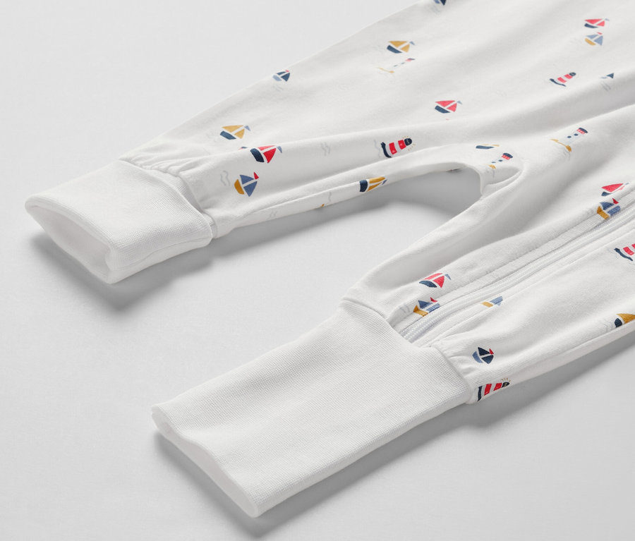 Gros plan sur un pyjama de bébé blanc avec des motifs marins.