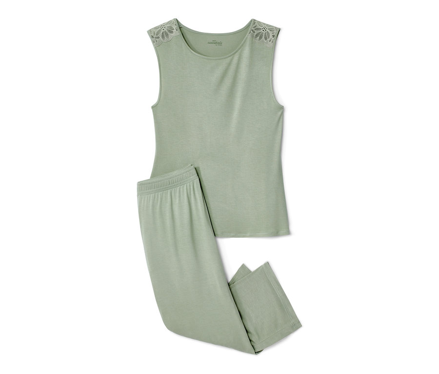 Un pyjama vert avec de la dentelle sur les épaules posé sur un fond blanc.