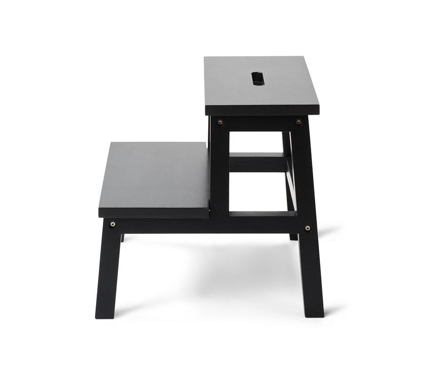 Un tabouret noir à 2 marches sur fond blanc.