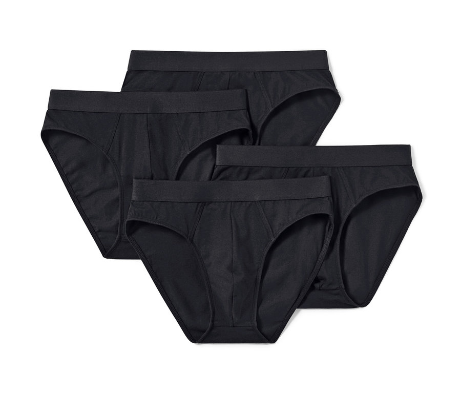 Quatre slips noirs.
