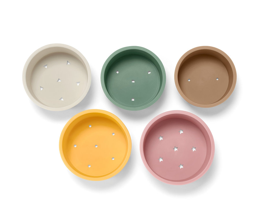 Cinq gobelets empilables pour jouer dans le bain en beige, vert, marron, jaune et rose.