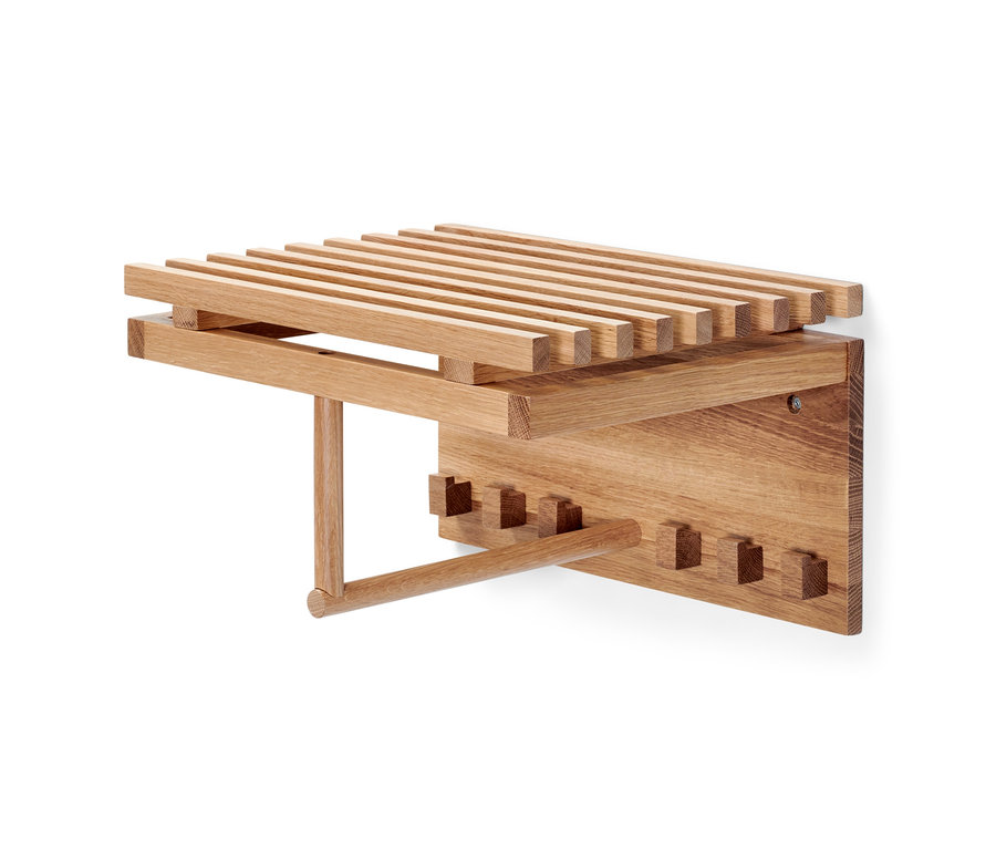 Une étagère murale en chêne.