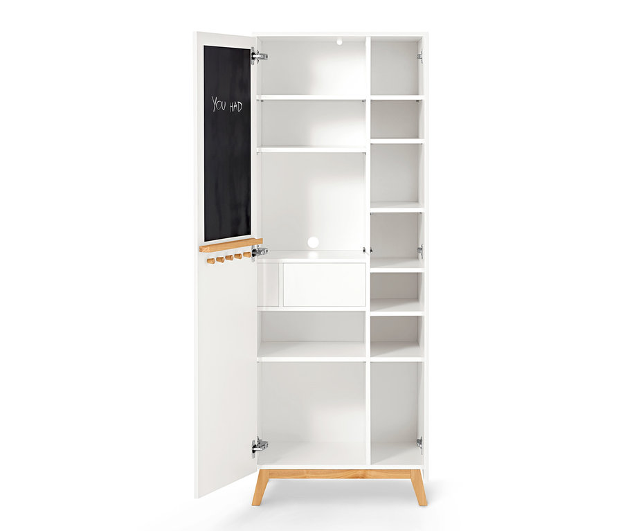 Armoire multifonction ouverte avec des étagères et un tableau noir sur la porte.